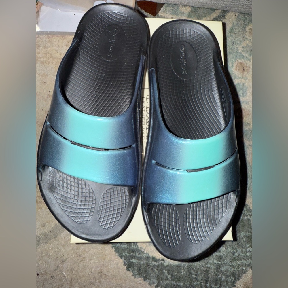NWOT Oofos Luxe Atlantis (Iridescent Blue and Black) Recovery Slide Sandals